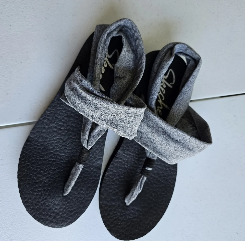 Skechers Yoga Foam Comfort Sandals Gray & Black Fabric Straps No size
